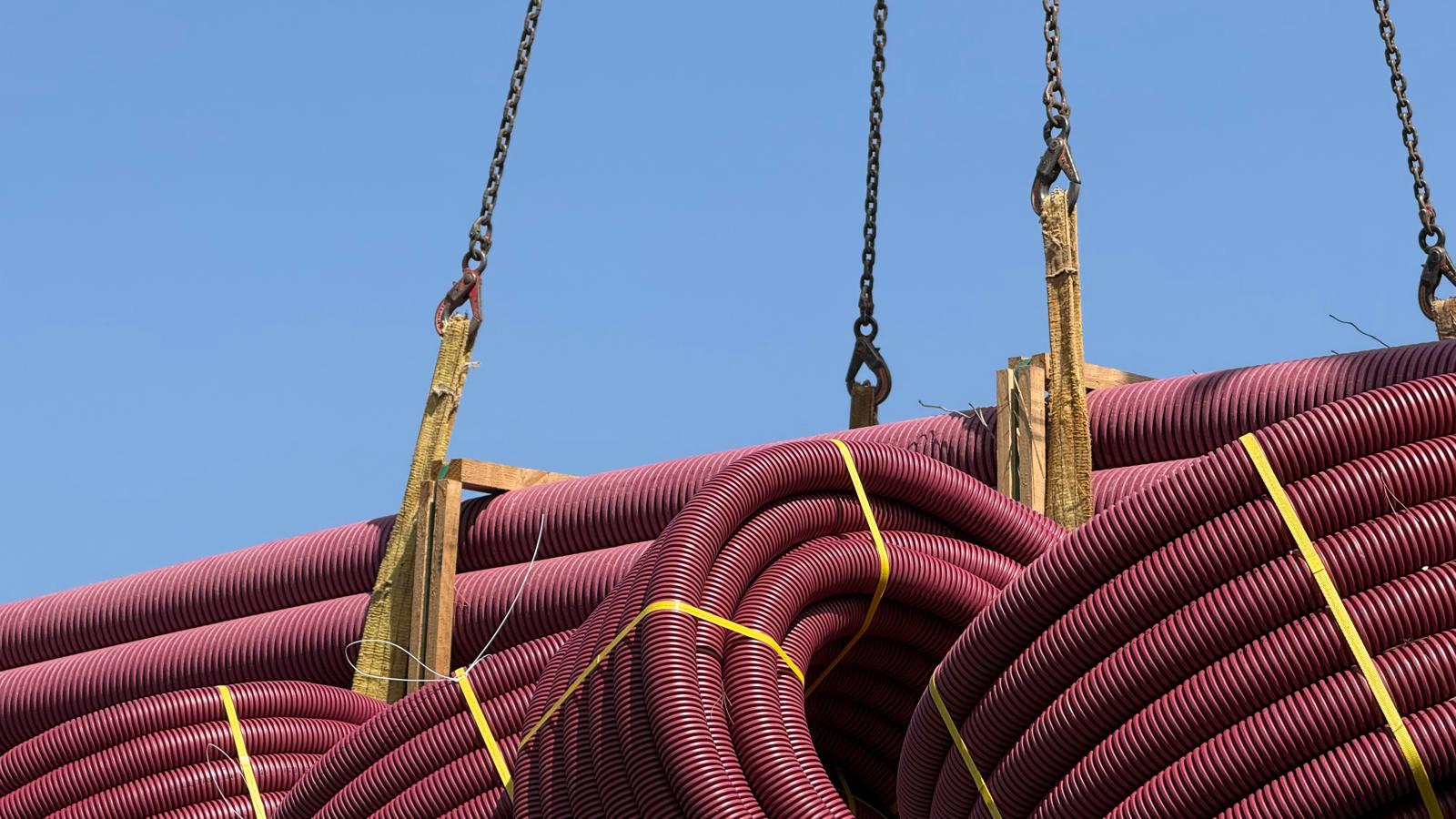 Detalle de las canalizaciones eléctricas durante la descarga